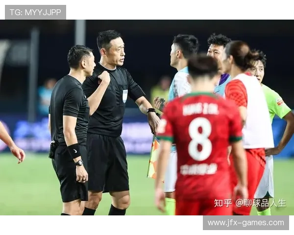 足球裁判争议回顾：关键判罚引发热议，赛场风波再起