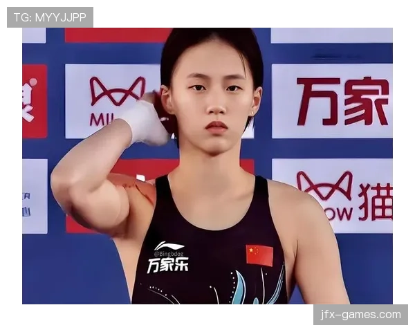 陈芋汐训练间穿得跟街头潮人，泳池边却突然变神秘冷面女王？