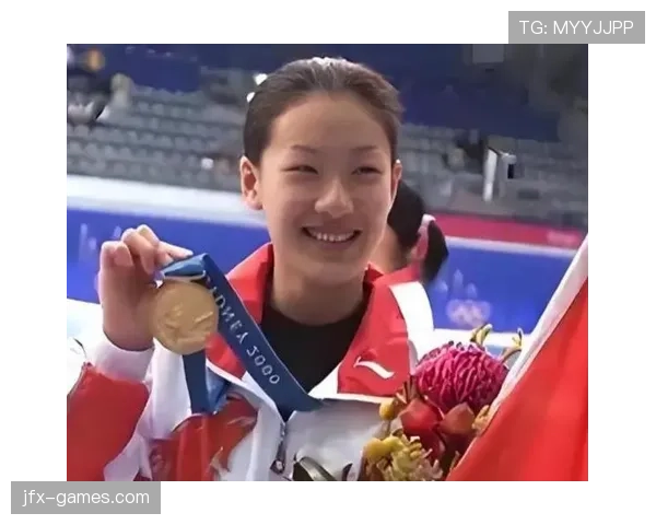 伏明霞跳水拿金牌那会儿，谁还记得她领奖时脚上穿的是双旧拖鞋？